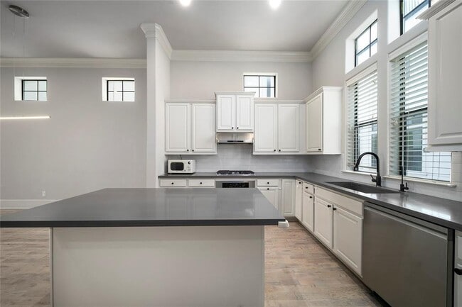 Building Photo - 409 W 17th St
