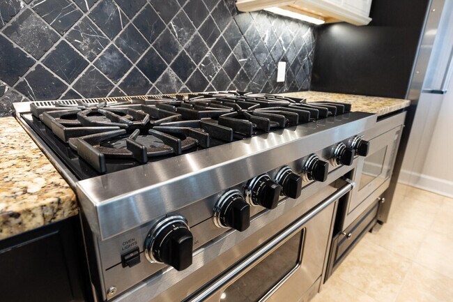 Building Photo - 404 Kelly Plantation Dr