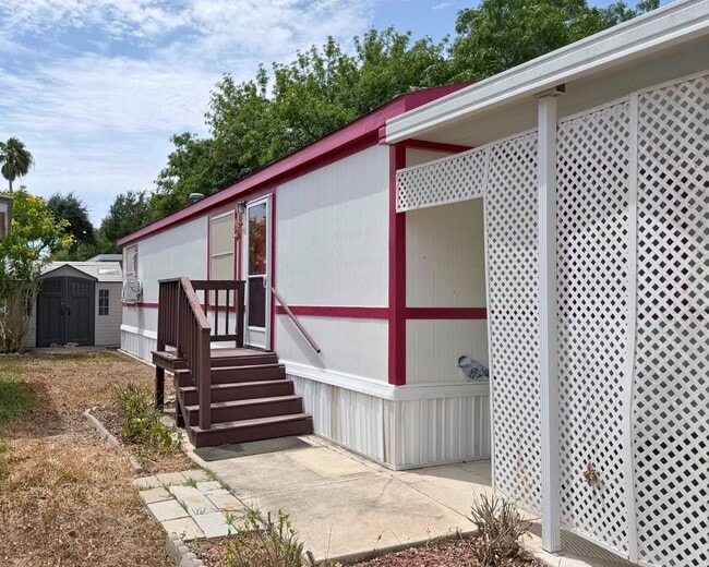 Building Photo - 498 Yolanda St