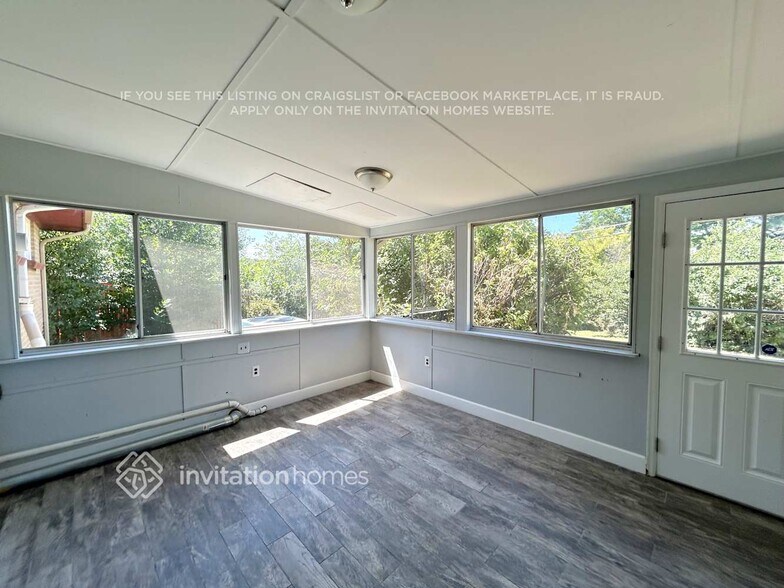Building Photo - 8531 Crescent Dr