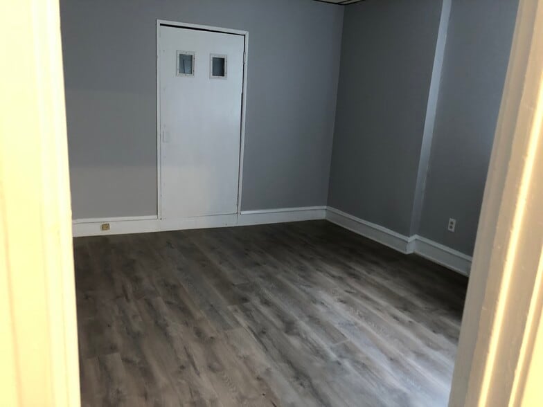 2nd bedroom or living room (your preference) - 4031 Roosevelt Blvd