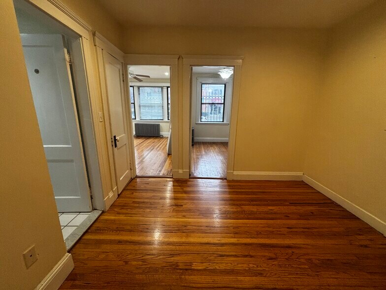 Building Photo - 213 Kelton St