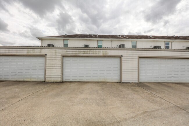 Building Photo - 11905 Algonquin Dr