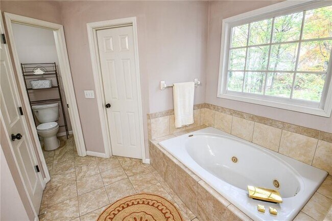 Building Photo - 1865 Oak Tree Hollow