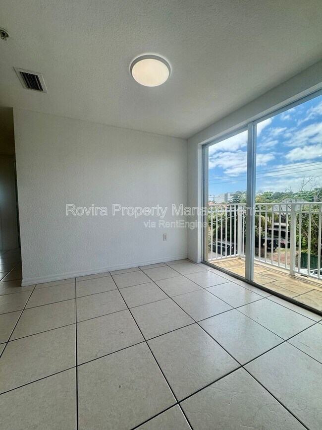 Building Photo - 498 SW 6th St