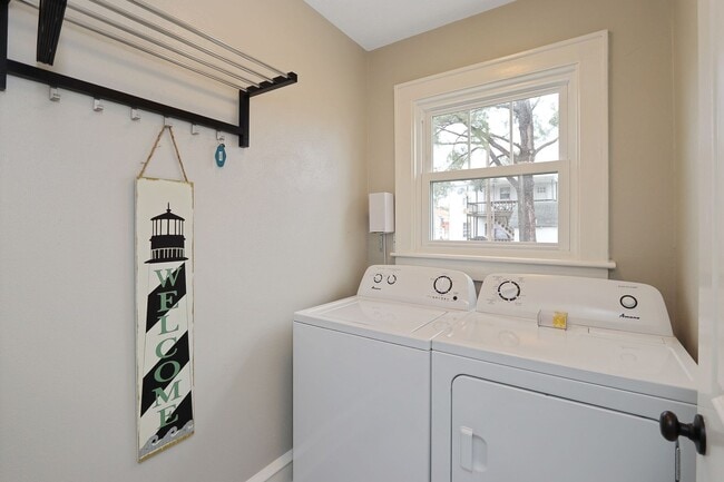 Building Photo - 215 E Cummings Ave