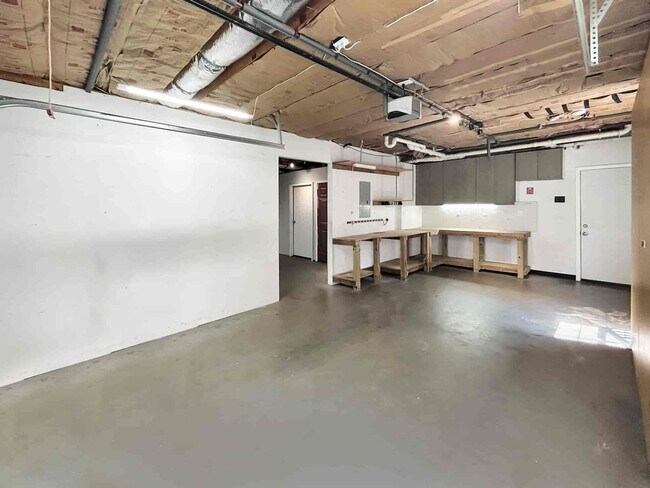 Building Photo - 670 Mitchell Dr