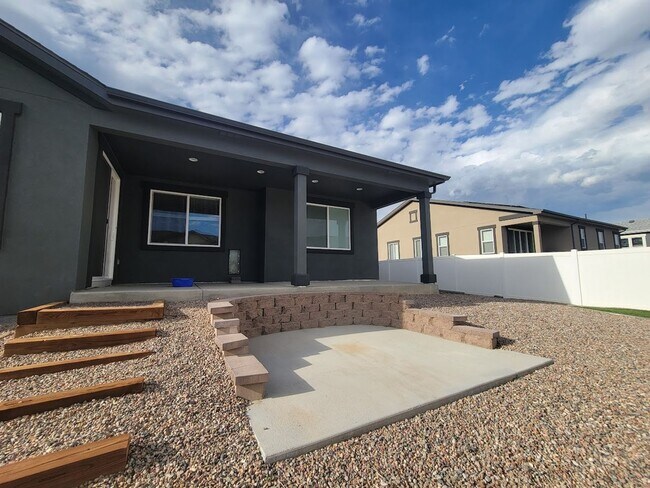 Building Photo - ALL PROSPECTIVE TENANTS MUST SUBMIT A $58 NON-REFUNDABLE APPLICATION FEE PER APPLICANT ONLINE AND...