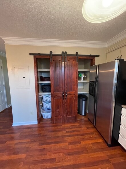 Building Photo - 348 River Rd