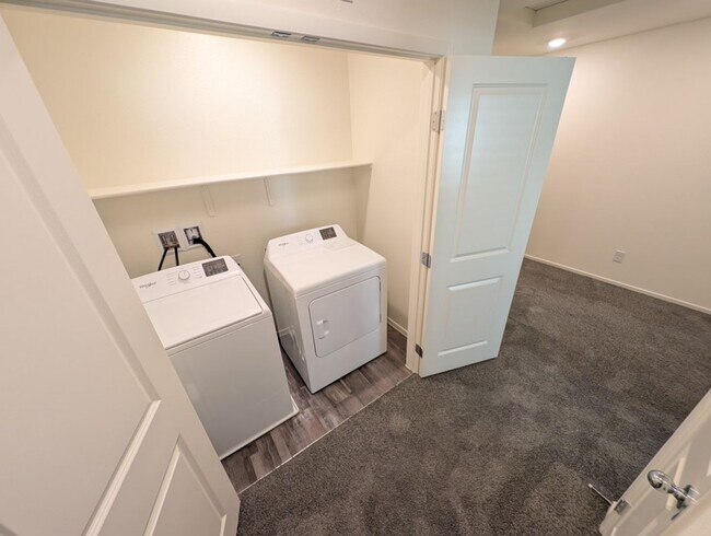 Building Photo - 5009 Hunter Mesa Ave