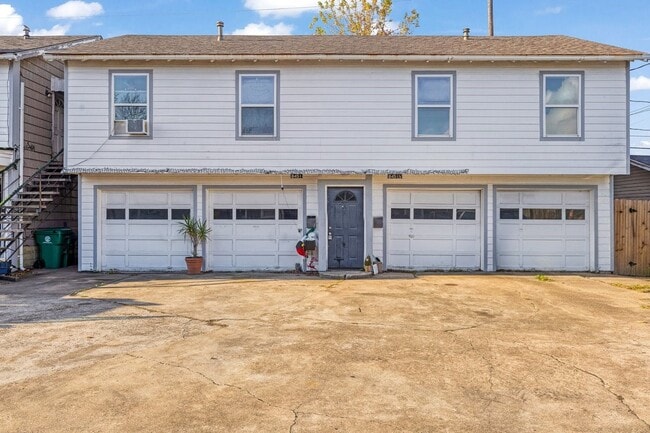 Building Photo - 8451 1/2 Howard Dr