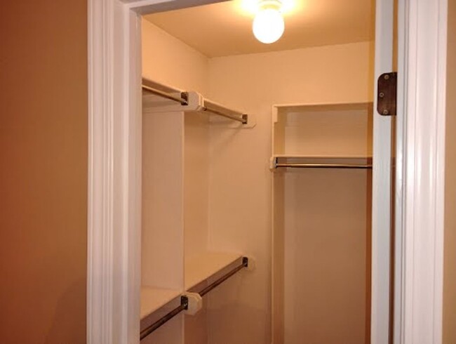 Building Photo - 3 Bedroom 2 Bathroom