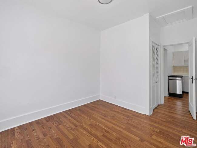 Building Photo - 2565 Glen Green St