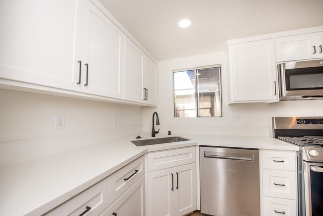 Building Photo - Remodeled Townhome