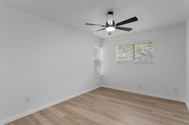 Building Photo - 9730 Anderson Village Dr