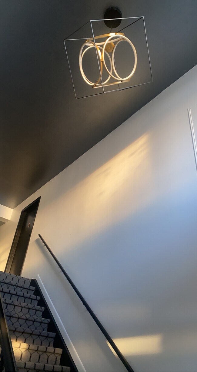 Building Photo - 719 E Walled Lake Dr