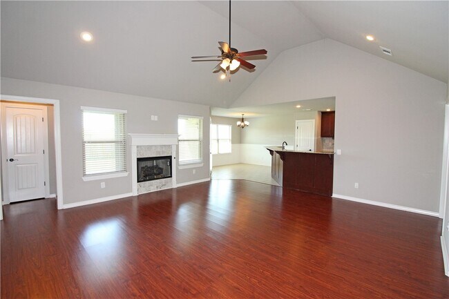 Building Photo - 902 SW Caprington St