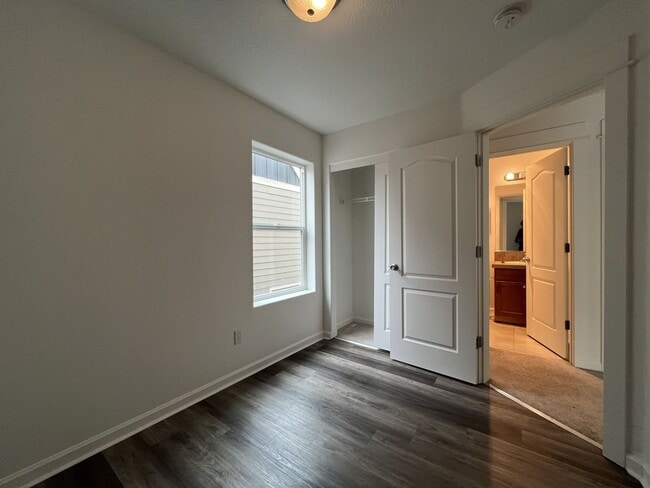 Building Photo - Bright End-Unit Townhouse with a Loft & Covered Patio