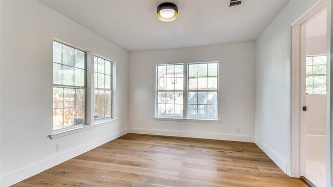 Building Photo - 1122 Newport Ave