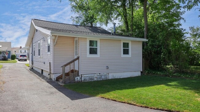 Building Photo - 1233 Oakwood Rd