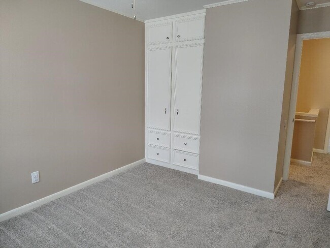 Building Photo - 2823 Whitman Dr