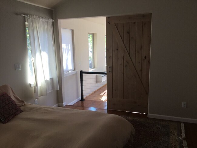 Building Photo - Custom Kenton Townhouse (Short Term)