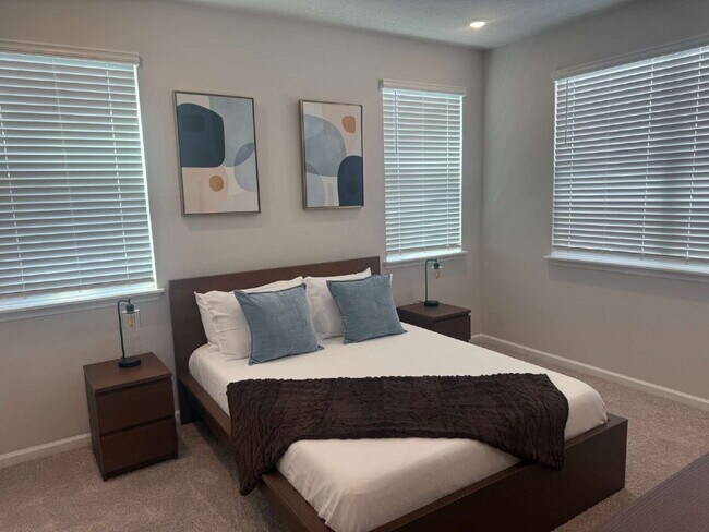 Building Photo - Modern 2-Bedroom Townhome with Garage Park...