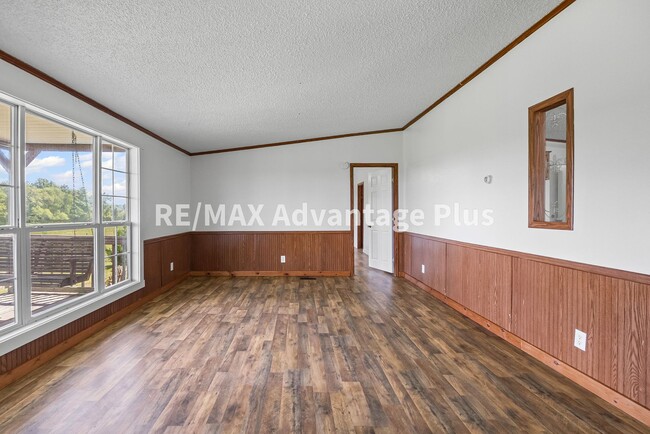 Building Photo - Spacious 4 bedroom home in private setting