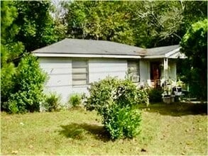 Building Photo - 727 Lippitt Dr