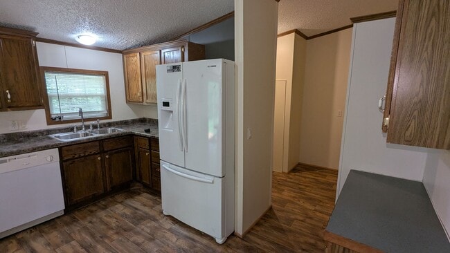 Building Photo - Newly renovated gem located at Earl Lake i...