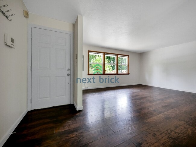 Building Photo - 3 BED & 2 BATH SINGLE FAMILY HOUSE FOR RENT