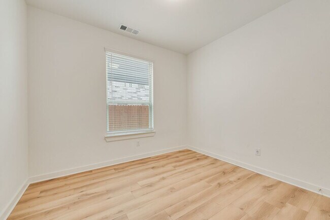 Building Photo - Beautiful 5 bedroom 3 full bath home in the heart of Heartland!