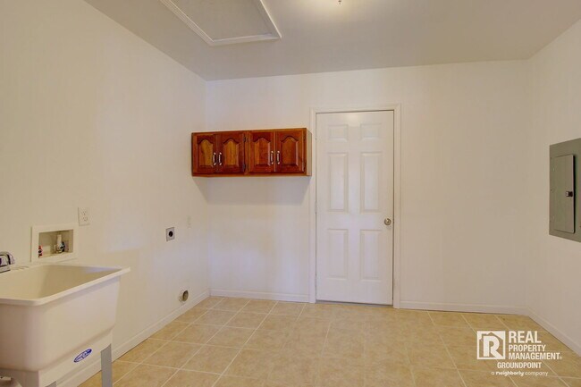 Building Photo - 97 Avonshire Dr