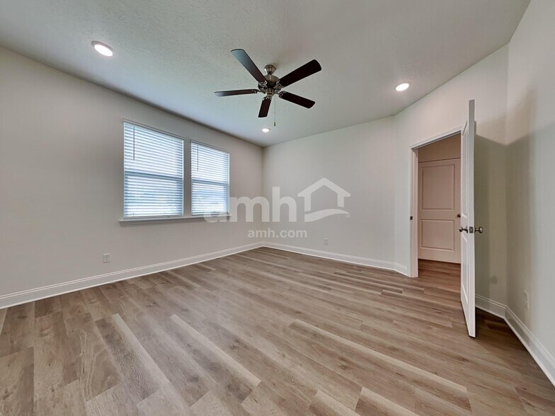 Building Photo - 11650 Hillside Dr