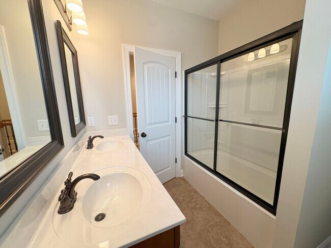 Building Photo - Stunning Townhome in Foxland Harbor – Golf & Lake Community