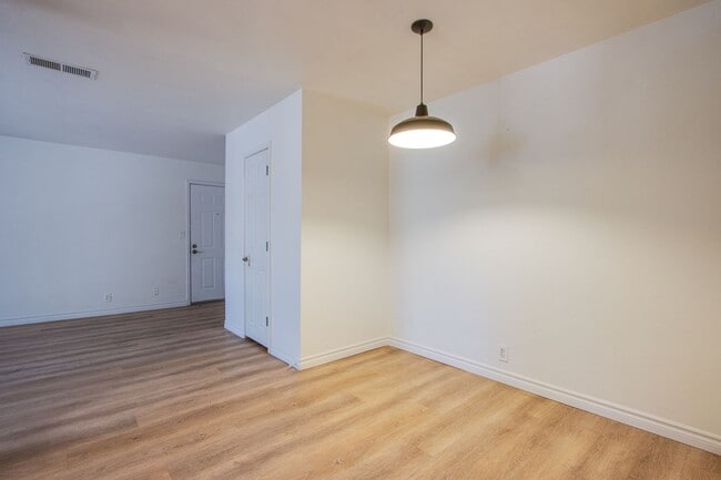 Building Photo - Gorgeous 1Bed/1Bath Condo located in The B...