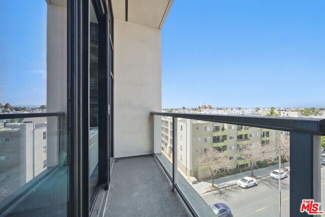 Building Photo - 3223 W 6th St