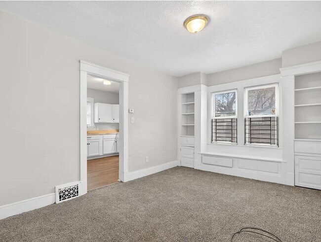 Building Photo - Spacious 5-bedroom, 2-bath single-family home