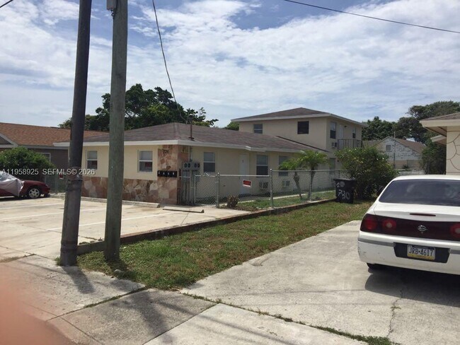 Building Photo - 726 21st St