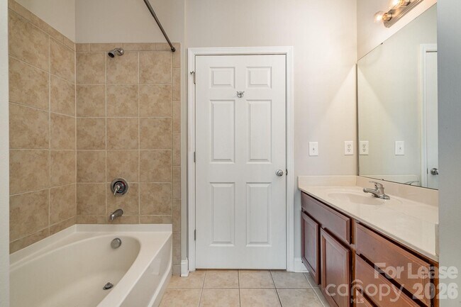 Building Photo - 1000 E Woodlawn Rd