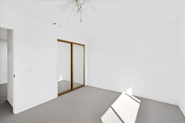 Building Photo - Escondido 2 bed 2.5 bath condo for lease