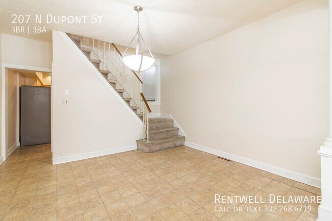 Building Photo - GORGEOUS TOWNHOME