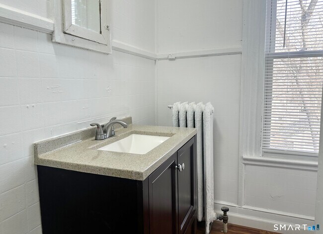 Building Photo - 394 High St