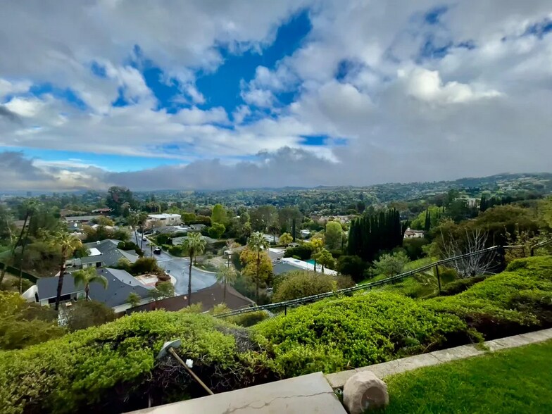 Building Photo - 16972 Oak View Dr