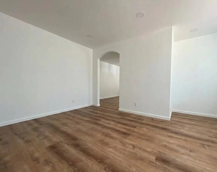 Building Photo - 635 River View Dr