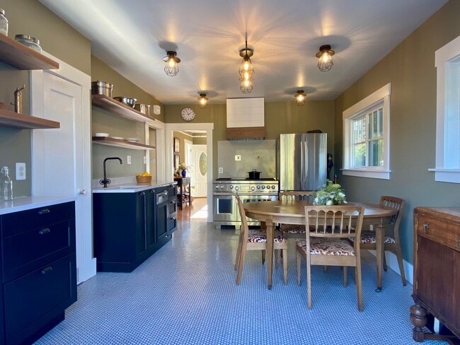 Building Photo - Updated Bungalow located in Downtown Redwood City & 15 miles from SF International Airport