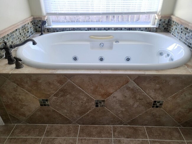 Building Photo - 3 bed 2 bathHome for Rent in Grants Pass