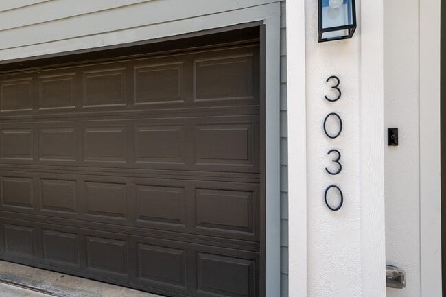 Building Photo - 3030 Live Oak St