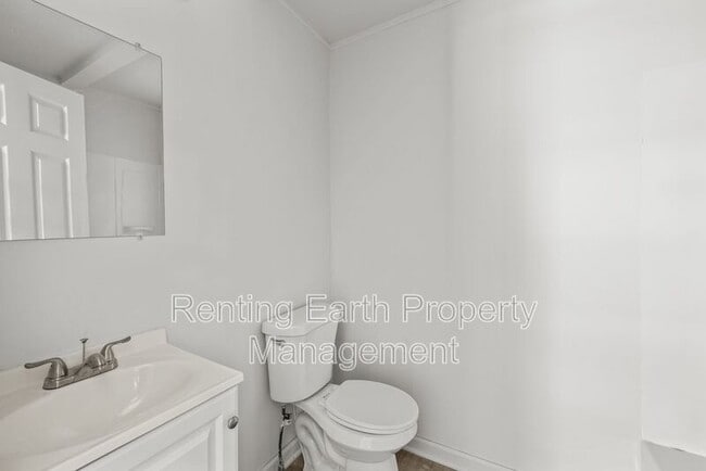 Building Photo - 705 5th Ave