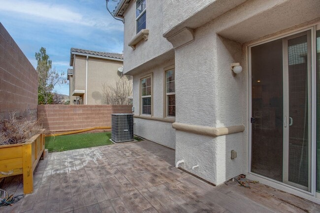 Building Photo - 27 Hudson Canyon St